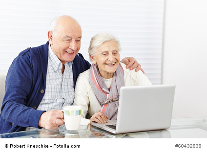 Paar Senioren surft am Computer im Internet / Fotolia: alte Menschen vor dem Computer