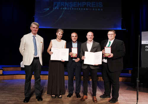 '54. Fernsehpreis der Erwachsenenbildung', 'Axel Corti Preis 2022.' Zehnfache Auszeichnung f?r den ORF beim Fernsehpreis der Erwachsenenbildung: Regisseurin Catalina Molina, Drehbuchautorin Sarah Wassermair und ORF-Redakteur Klaus Lintschinger werden