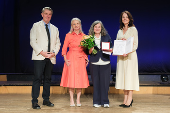 Im Bild: Axel Corti-Preis an Maria Hofstätter.